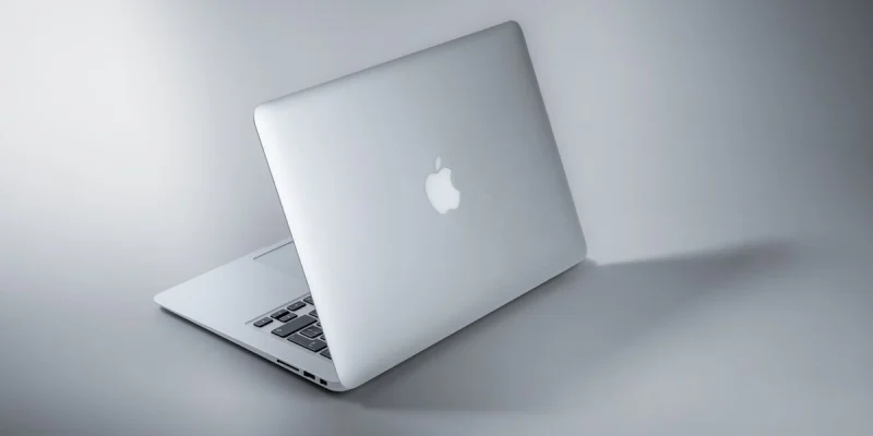 ThinkPad vs MacBook: Mana yang Cocok untuk Profesional?